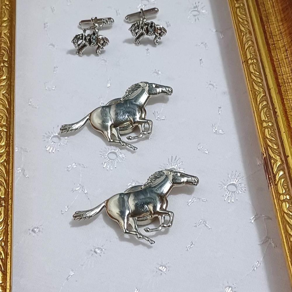 A pair of rodeo horse cuff links and 2 silver horse button covers